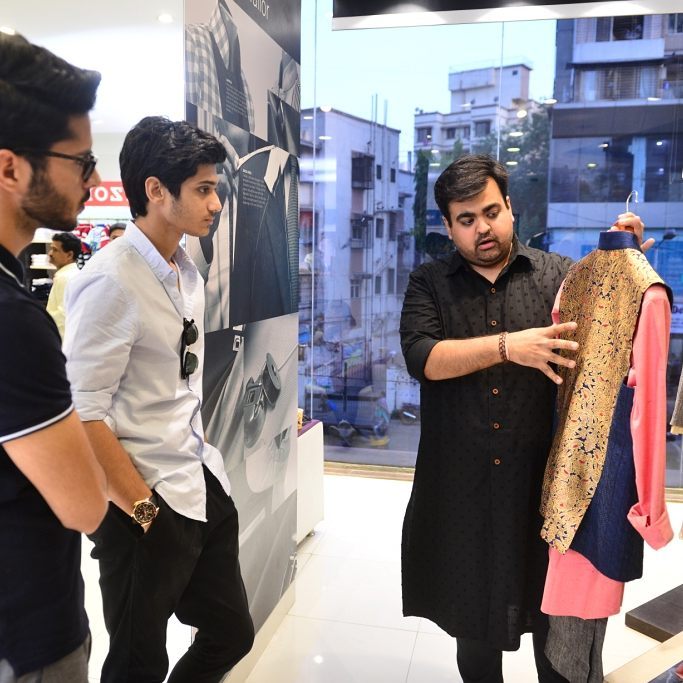 @kunalaniltanna sharing his inspiration behind the brocade Bandi jacket that caught the attention of @thedapperlabel and Nikhil Kandhari.
#UnlimitTheLimited #Menswear #MensFashion #IndianBloggers #FashionBlogger #Fashiongram #ExclusiveCollection