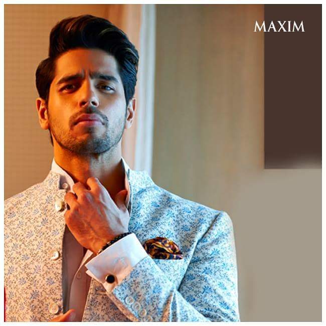 Siddharth Malhotra ups the game for wedding fashion this season. Get the Mandarin collared Bandhgala paired with a pure linen shirt and a graceful pocket square to steal the spotlight from The Arvind Store. 
#GetTheLook #TheArvindStore #StayTrueStayNew #stealthelook  @maxim.india