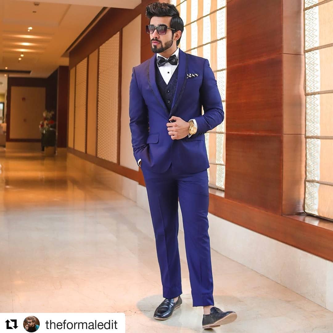 OMG! How does @theformaledit make looking so classy so easy. Well, we guess it’s thanks to our Cerimonia Collection.
.
.
.
.
#arvindforweddings #cerimonia #thearvindstore #fashioningpossibilities #fashionformen #mensfashion #suited #suits #suitup