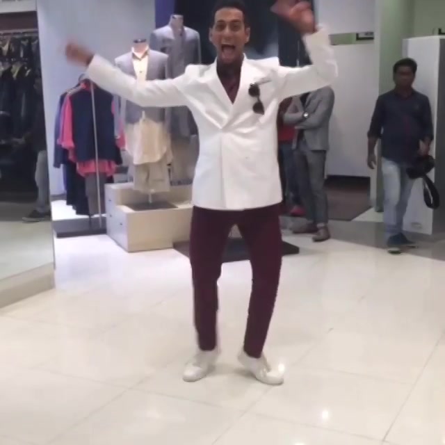 #Spotted @heisgotthestyle showing off his unlimited crazy moves after viewing the exclusive collection from @kunalaniltanna for The Arvind Store #UnlimitTheLimited #TheArvindStore #KunalAnilTanna
#menswear #mensfashion #dapper #exclusivecollection #justlaunched #boomerang